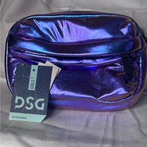 Purple Holographic Waist Pack Fanny pack NWT
Great gift for young girls!